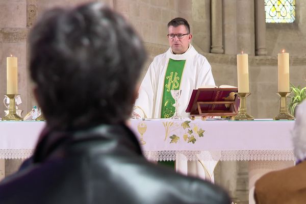 Le Père Sébastian Gozdziejewski, prêtre en Gironde, lors d'une messe en l'église de Saint-Vivien-de-Médoc. "De moins en moins de prêtres sont moitvés à relever les manches".