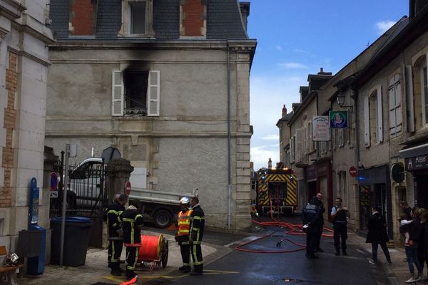 Un incendie s'est déclaré au centre-ville de Decize, dans la Nièvre, mardi 28 mai 2019.