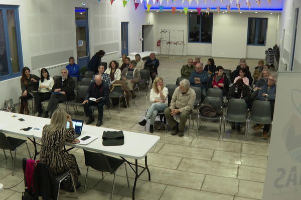 Après la découverte de tags et de croix gammées sur l'école et la mairie du villlage, le maire de Lunas, commune de 700 habitants des hauts cantons de l'Hérault a organisé une réunion publique pour échanger. Les villageois sont sous le choc.