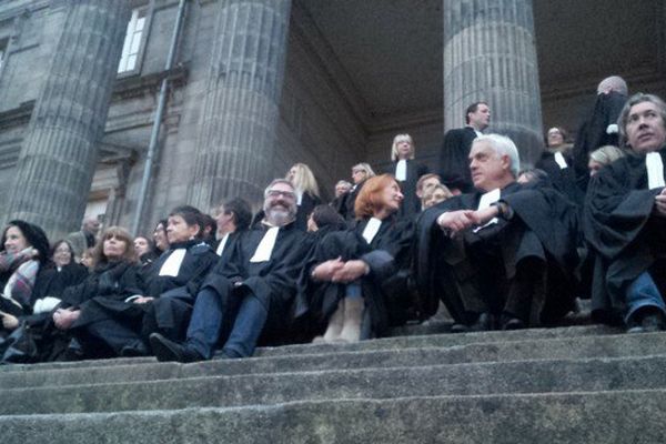 Un sit-in ce matin à Limoges. Les avocats toujours vent debout contre la réforme de l'aide juridictionnelle malgré l'annonce faite hier par Christiane Taubira.