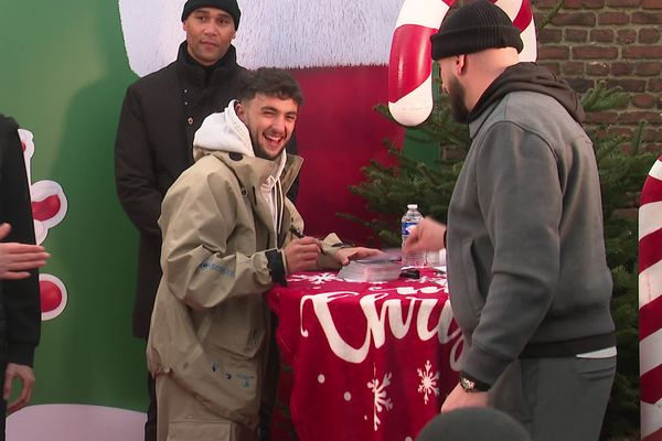 Le Youtubeur Inoxtag, tout sourire, visiblement heureux de sa présence dans la commune d'Esquerchin (Nord).