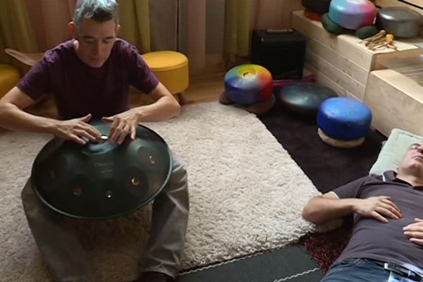 Ici, moment de détente au son d'un handpan.