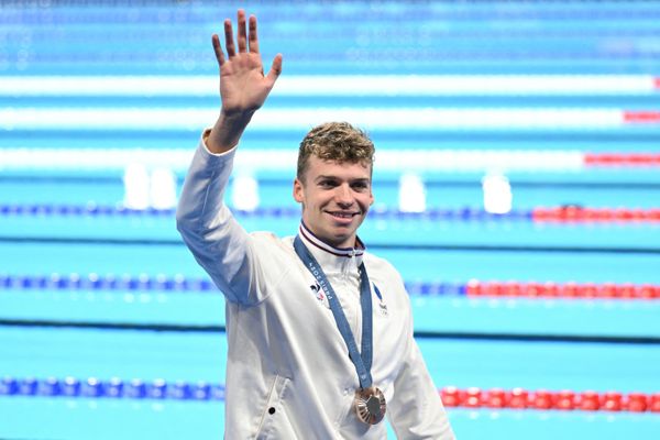 Léon Marchand, ici lors des Jo de paris, dispute jusqu'à ce dimanche 20 octobre la première épreuve de la Coupe du Monde à Shangai où il a déjà remporté deux courses et battu deux records.