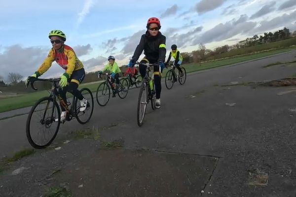 Pour l'entraînement, les cyclistes sont obligés de tourner en rond sur la même piste.