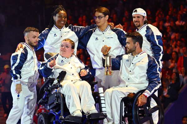 L'Euroise Aurélie Aubert, championne de Boccia, a éteint la flamme des Jeux paralympique 2024, entourée par cinq autres athlètes