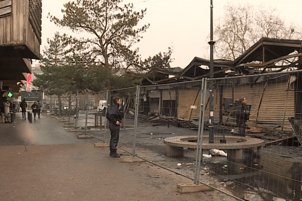 Les enseignes concernées sont situées dans un petit centre commercial de la Madeleine.