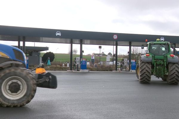 Action contre les ZNT de la Coordination Rurale à la station -essence de l'enseigne Leclerc à la  Neuville-Saint-Amand. 