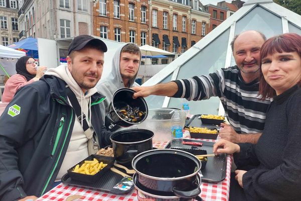 Jonathan, Martin, Jérôme et Jessica se réunissent pour partager des moules frites, malgré leurs vies difficiles.