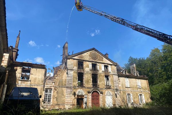 Le château de Cussigny à Corgoloin (Côte-d'Or) a brûlé en partie ce dimanche 30 juillet.