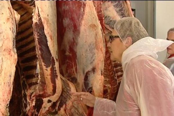 Jocelyne Guérin, vice-présidente du conseil départemental de la Nièvre en charge de l'agriculture en visite aux abattoirs de Luzy dans le Morvan nivernais.