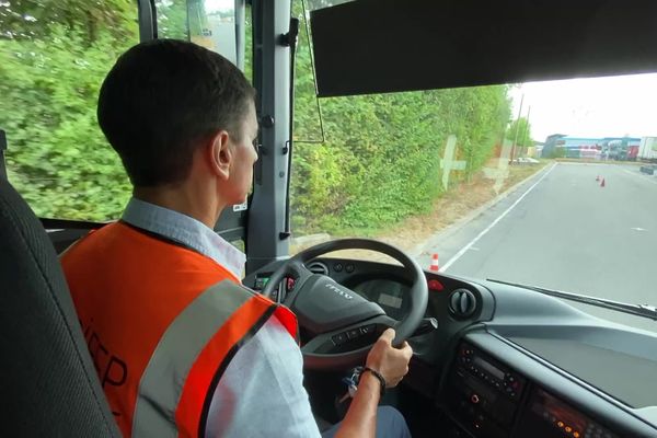 Il faut compter six mois pour une formation complète de conducteur de car.