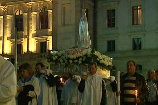 En 1917, la Vierge serait apparue 6 fois à trois bergers du Portugal. Depuis, ces apparitions sont célébrées chaque 13 mai par la communauté portugaise.