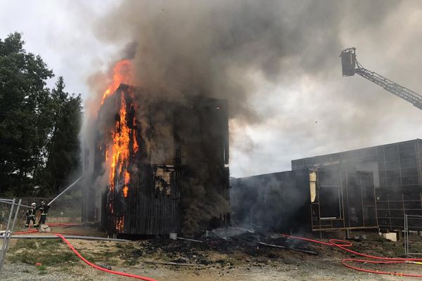 Trois maisons conteneur, en cours de construction, ont été touché par un incendie à Thorigné-Fouillard