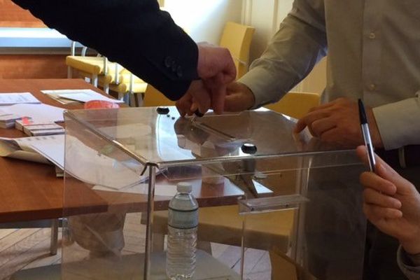 Dans un bureau de vote, à l'occasion du second tour de l'élection présidentielle.
