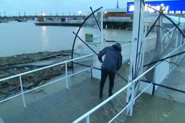 Bordeaux, ce matin, aux abords de la Garonne.