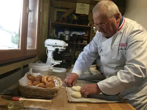 Jean-Claude Iltis réalise régulièrement des Melechweckla chez lui, pour le plaisir du geste... et du goût.