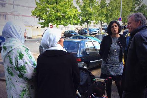 Myriam El Khomri (au fond à droite) a rencontré les habitants du quartier de Sainte Geneviève à Auxerre.