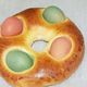 Une brioche à la fleur d'oranger et des œufs durs, recette traditionnelle de l'échaudé, à Nice, pour le dimanche de Pâques.