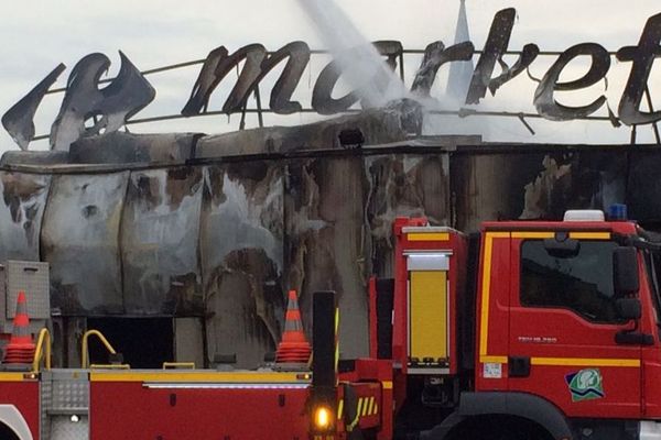 Le 12 octobre 2018, au lendemain de l'accident, les pompiers sont toujours surplace pour sécuriser les lieux. 