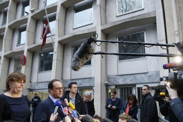 François Hollande aux côtés de l'ambassadeur du Danemark en France, Anne Dorte Riggelsen (L) lors de sa visite à l'ambassade, le 15 février 2015.