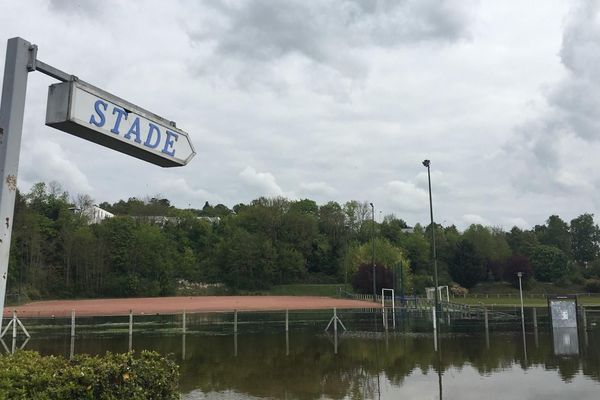 Le stade de foot municipal de Meulan-en-Yvelines noyé sous l’eau (potable) après la montée d’une nappe phréatique.