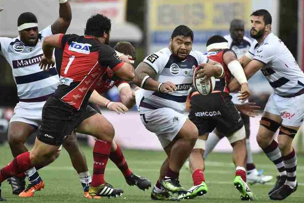 Romain Taofifenua avec le ballon lors du match contre Oyonnax le 30 septembre au stade Charles-Mathon.