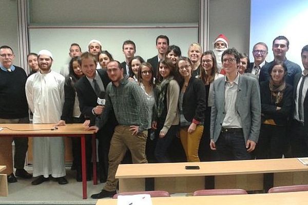 25 étudiants en master 2 "Marketing du produit et de l'innovation par les services" ont soutenu leur mémoire dans la nuit du 9 décembre à Orléans. 