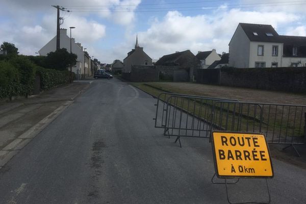 Une rue de Plounéventer (Finistère) interdite à la circulation pour permettre l'intervention des gendarmes