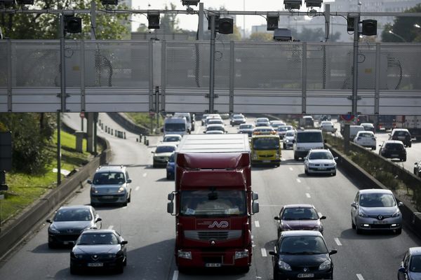 Un portique Ecotaxe sur le périphérique parisien