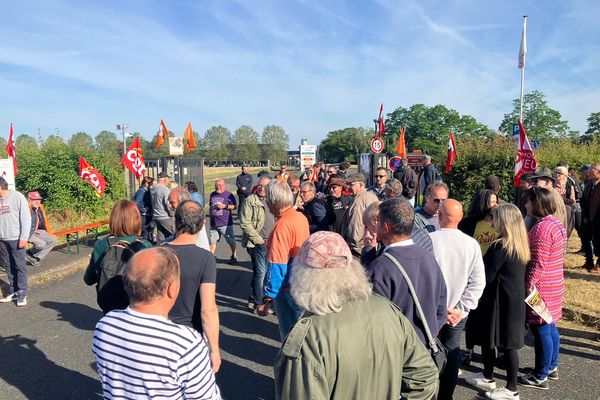 Environ 200 personnes étaient réunies devant l'usine Poulain de Villebarou, près de Blois, ce mercredi 13 juin.