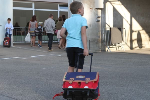 Aller à l’école malgré les ponts de mai, ou ne pas y aller ? Telle est la question. (image d'illustration)