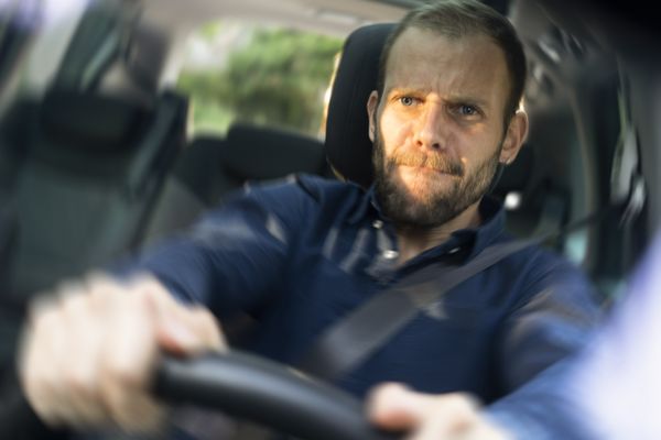 Un homme frustré et en colère au volant.