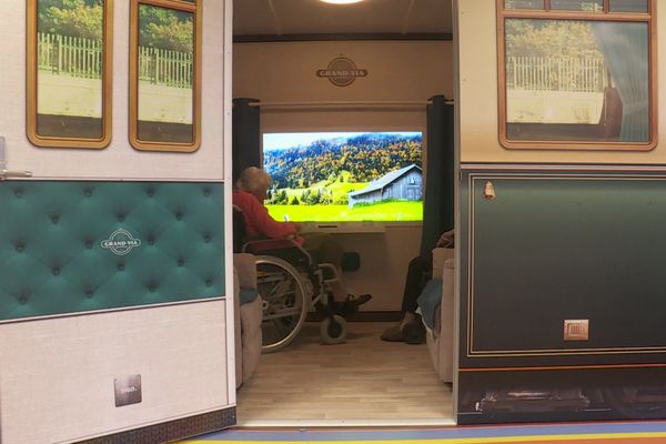 Dans cette pièce de l'EHPAD reconstitué en un wagon de train, un écran fait office de fenêtre pour admirer le paysage.