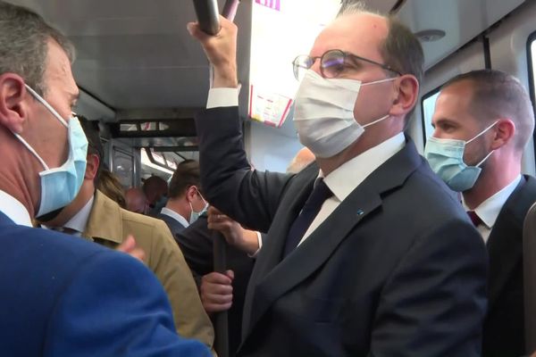 Le premier ministre Jean Castex dans le tramway entre Lille et Tourcoing mercredi 6 octobre.