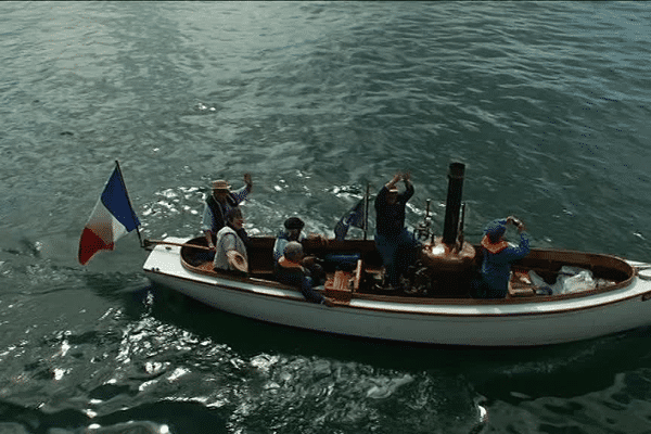 Un bateau à vapeur embarque 