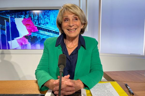 Brigitte Barèges (Candidate Les Républicains) sur le plateau de France 3 Midi-Pyrénées lors du débat sur la 1ère circonscription du Tarn-et-Garonne pour les élections législatives 2024.