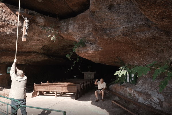 L'entrée de la grotte Saint-Vit à Saverne (67). La tradition exige que le visiteur sonne la cloche.