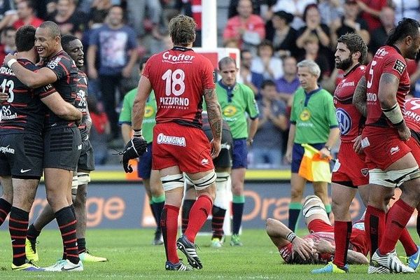 Désillusion dans les rangs du RCT et joie du coté des Toulousains après le coup de sifflet final. Wilkinson vient de rater un drop au moment où la sirène a retenti. Sans le vent contraire, le ballon aurait pu passer entre les perches : Toulon aurait emporté la partie et pris la tête du Top 14.