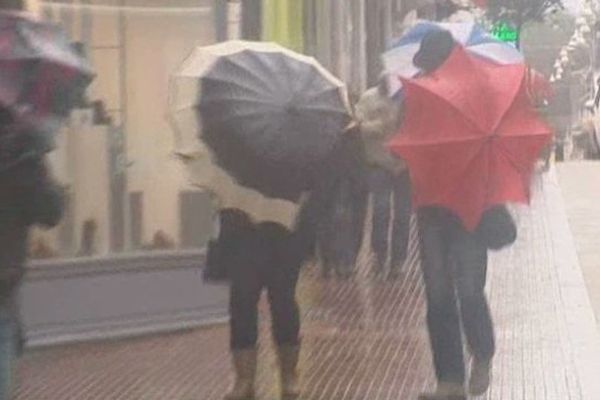 Le vent et la pluie font rage dans les rues du Touquet.