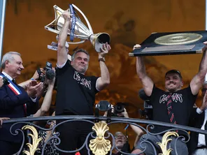 Ugo Mola, manager et Antoine Dupont, capitaine du Stade Toulousain présentent les trophées au public place du Capitole.