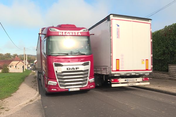 Trafic des poids lourd sur la RN83 à Samson dans le Doubs.