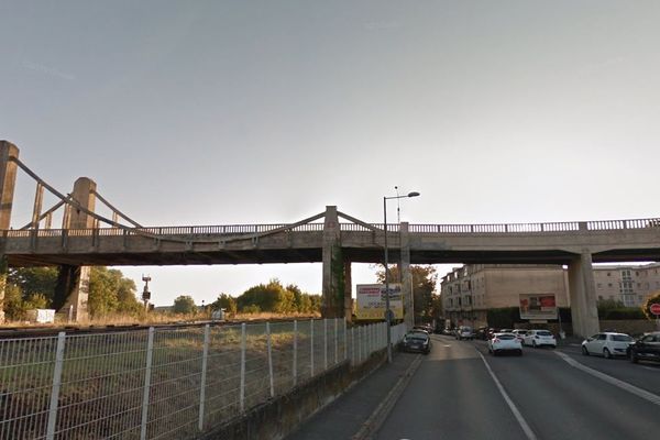 La pont de Vaux de Laon, qui permet d'enjamber les voies de chemin de fer, a été le théâtre d'une agression, mardi 21 mai.