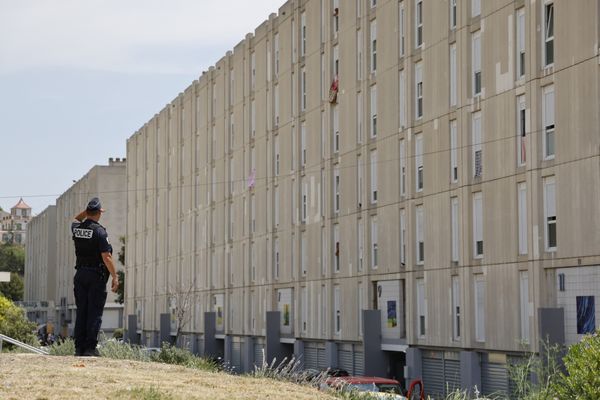 Un policier à la Castellane, dans les quartiers nord, le 27 juin 2023, dans le cadre d'une visite du président français à Marseille.