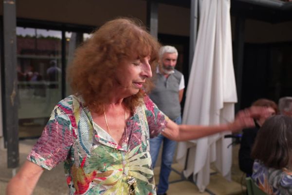 Les villageois se retrouvent en terrasse le soir aux beaux jours, ambiance musicale ce soir là, propice à quelques pas de danse pour Patricia