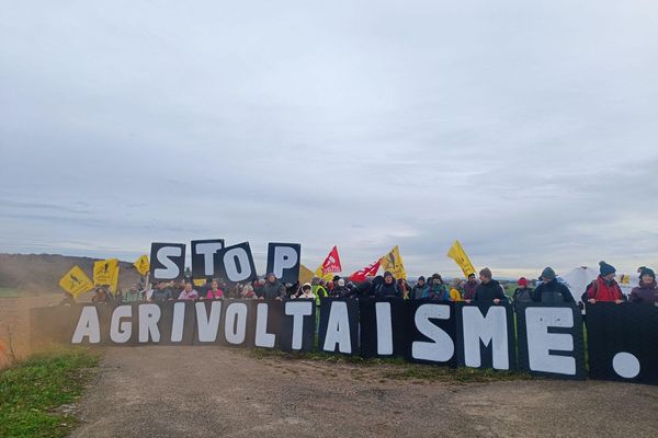 Mobilisation à l'appel de la confédération paysanne contre le projet de parc solaire entre Weinbourg et Ingwiller