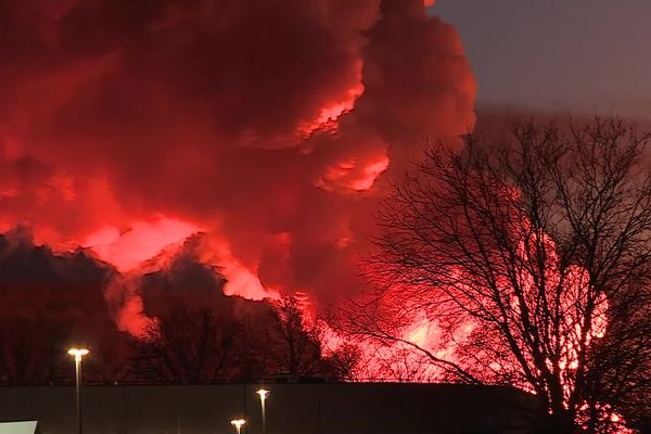 Le panache de fumée est le résultat de la combustion de milliers de batteries de lithium et de pneus