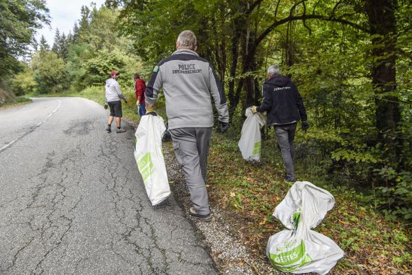 Les auteurs d'infractions commises en milieu naturel nettoient une route à Nances, près du lac d'Aiguebelette, en Savoie.