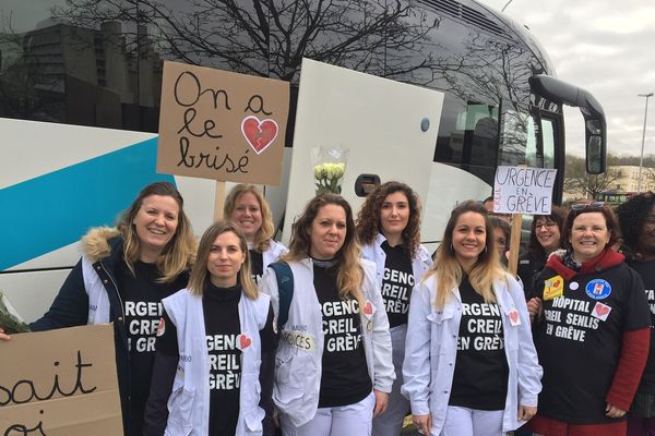 Un collectifs de personnels soignants manifestent à Paris le "cœur brisé"