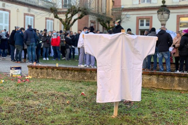 Environ 200 personnes se sont rassemblées devant l'auditorium de Bon Sauveur d'Alby.