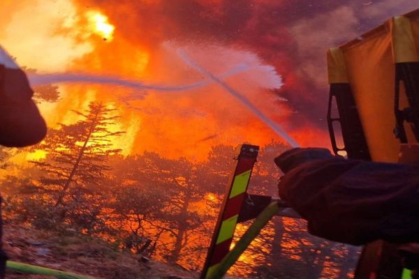 Les sapeurs-pompiers du Gard interviennent pour un feu dans un château en rénovation, aux Bruyères à Pont-Saint-Esprit dans le Gard. (Image d'illustration)